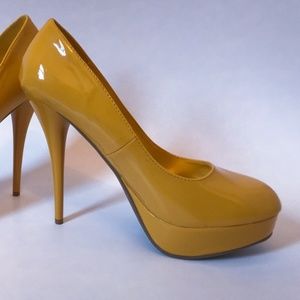 Charlotte Russe Gold Platform Pump 10